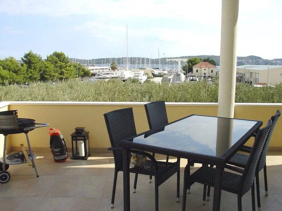 Terasa od 26 m² s roštiljem i pogledom na marinu, apartman 1