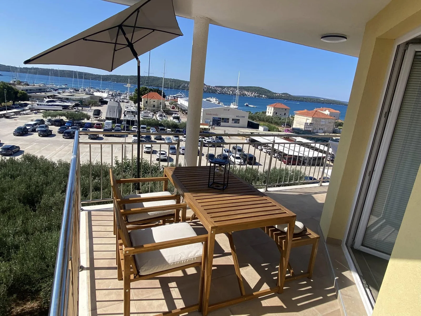 Natkrivena terasa s pogledom na marinu i more, apartman 2.1